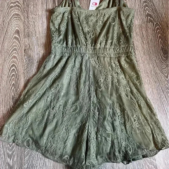 Trixxi Women’s Lace Surplice Romper. NWT. Size small - Picture 5 of 7